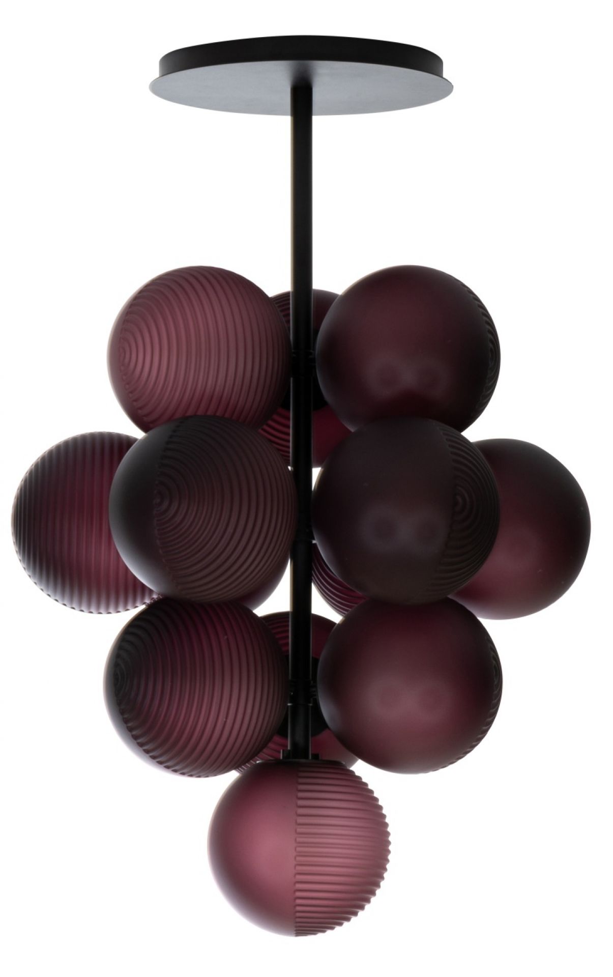 Stellar Grape Pendelleuchte von Pulpo: Moderne Hängelampe mit weinroten Glaskugeln und schwarzem Gestell.